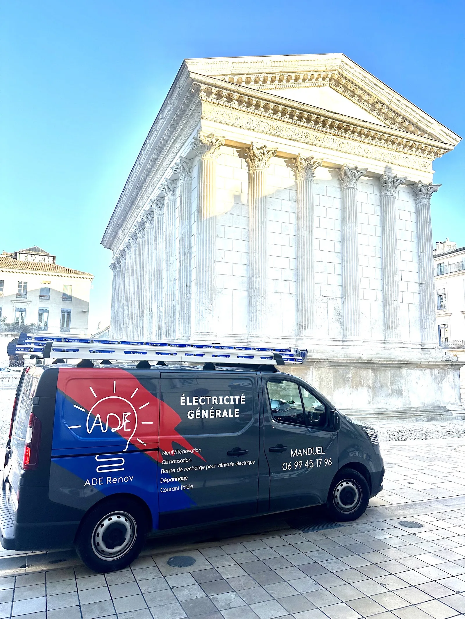 Le camion d'ADE Renov garé devant la Maison Carrée, à Nîmes.
