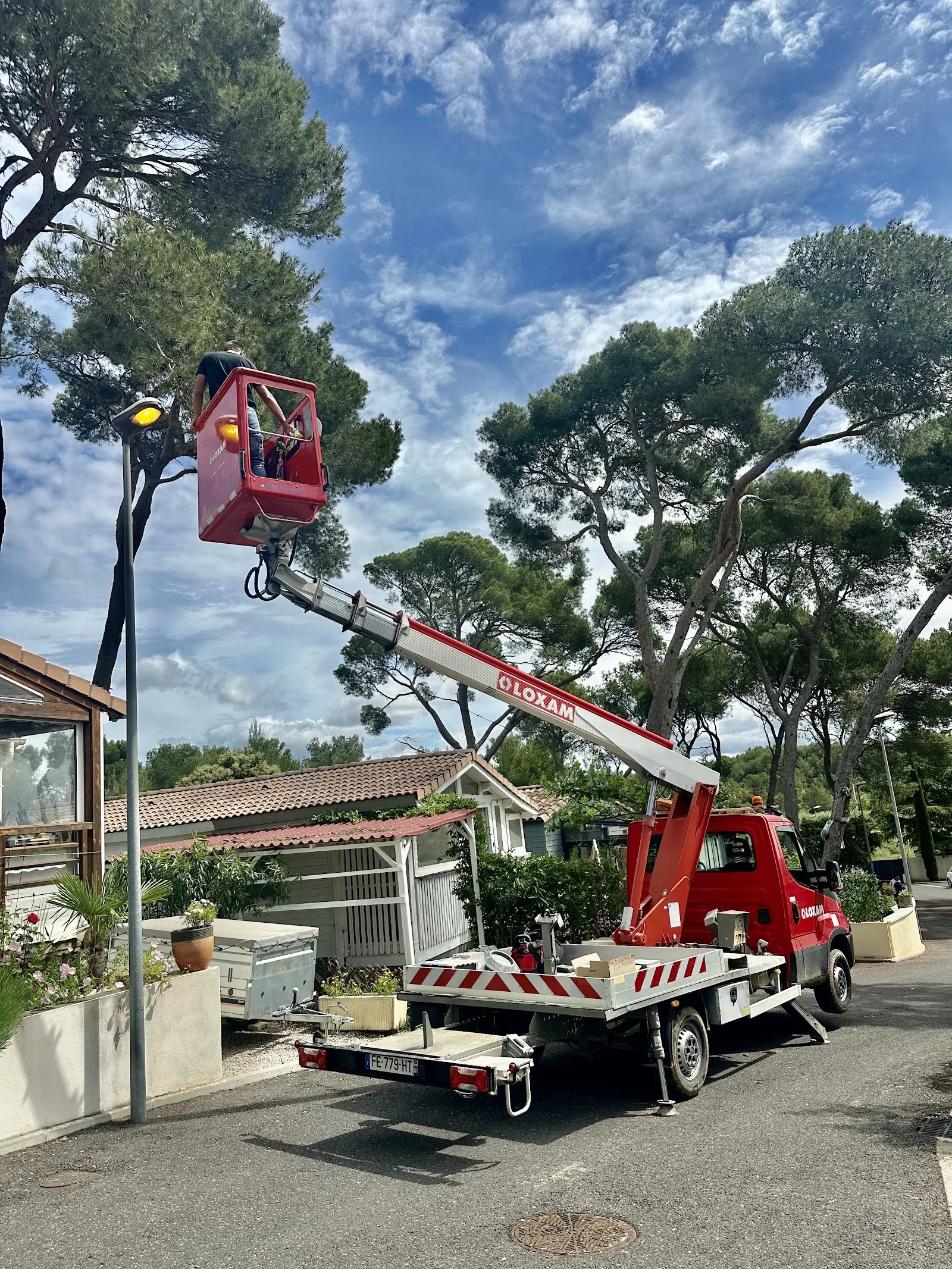 Intervention en nacelle sur un éclairage extérieur.
